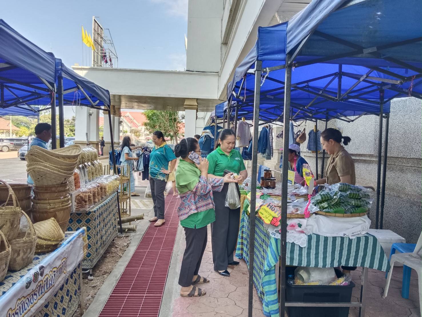 🎯พช.สกลนคร : จัดตลาดนัดสินค้า OTOP อาหารปลอดภัย สินค้าดี สินค้าเด่นจังหวัดสกลนคร ส่งเสริมช่องทางการตลาดให้ผู้ประกอบการ OTOP