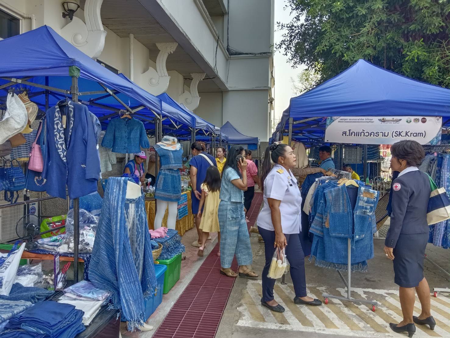 🎯พช.สกลนคร : จัดตลาดนัดสินค้า OTOP อาหารปลอดภัย สินค้าดี สินค้าเด่นจังหวัดสกลนคร ส่งเสริมช่องทางการตลาดให้ผู้ประกอบการ OTOP