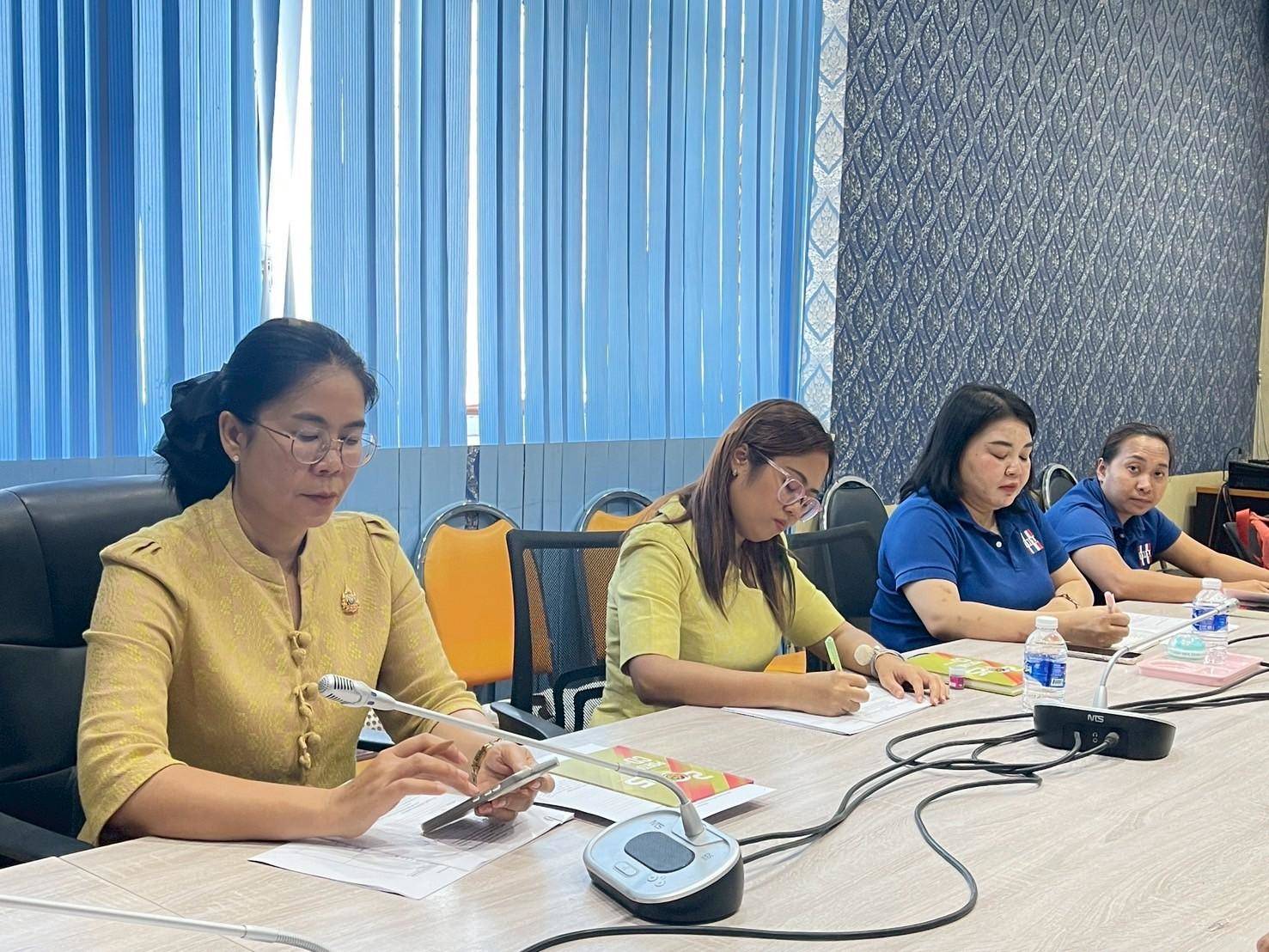 🎯พช.สกลนคร : ประชุมเตรียมความพร้อมประกวดกิจกรรมกองทุนหมู่บ้านและชุมชนเมืองดีเด่น เนื่องในโอกาสครบรอบ 24 ปี กองทุนหมู่บ้านและชุมชนเมือง