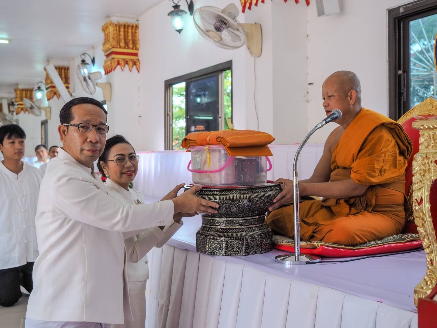 พุทธศาสนิกชนทำบุญตักบาตรพระสงฆ์ เพื่อความเป็นสิริมงคล ถวายเป็นพุทธบูชา เนื่องในวันวิสาขบูชา ประจำปี 2568