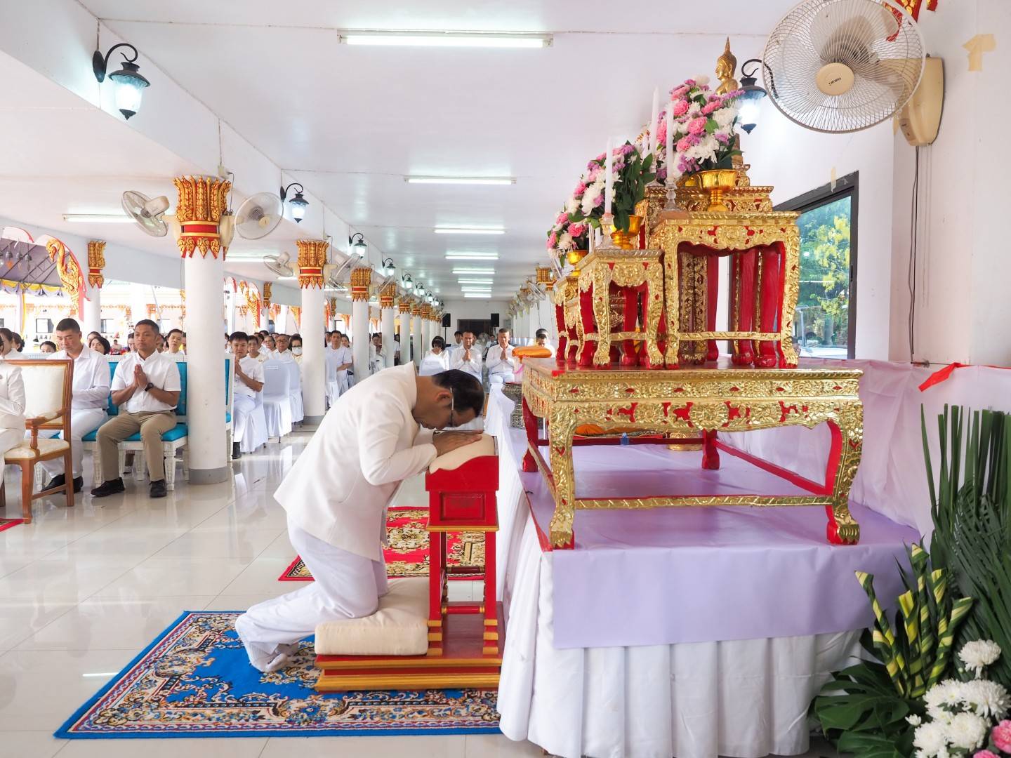 พุทธศาสนิกชนทำบุญตักบาตรพระสงฆ์ เพื่อความเป็นสิริมงคล ถวายเป็นพุทธบูชา เนื่องในวันวิสาขบูชา ประจำปี 2568