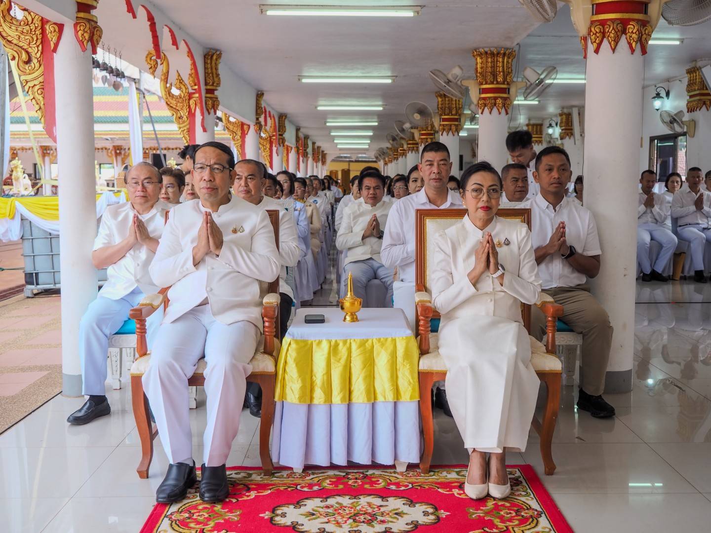 พุทธศาสนิกชนทำบุญตักบาตรพระสงฆ์ เพื่อความเป็นสิริมงคล ถวายเป็นพุทธบูชา เนื่องในวันวิสาขบูชา ประจำปี 2568