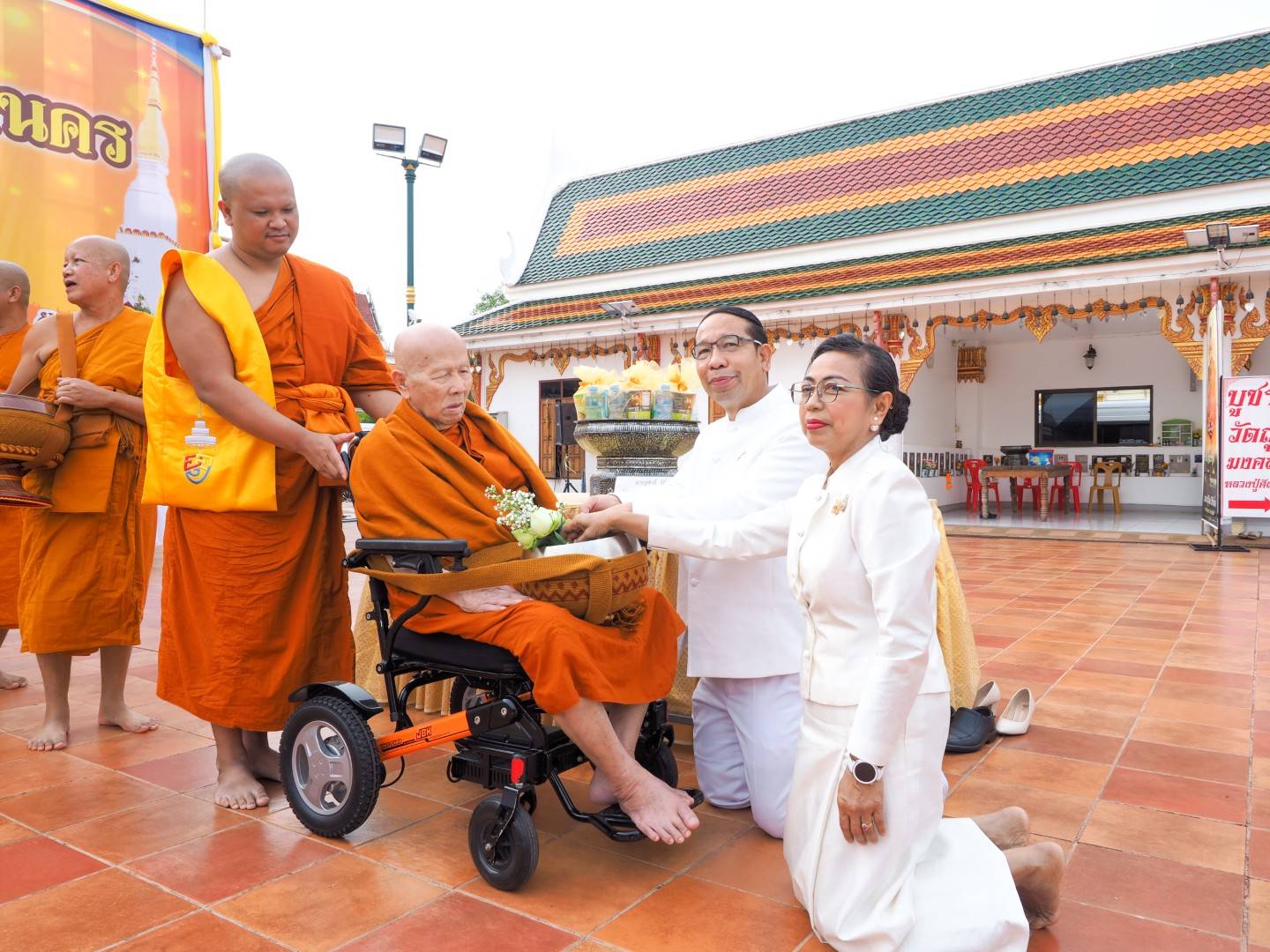 พุทธศาสนิกชนทำบุญตักบาตรพระสงฆ์ เพื่อความเป็นสิริมงคล ถวายเป็นพุทธบูชา เนื่องในวันวิสาขบูชา ประจำปี 2568