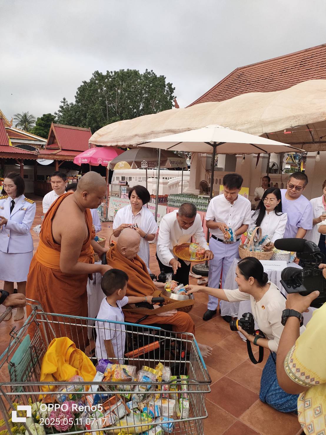 พุทธศาสนิกชนทำบุญตักบาตรพระสงฆ์ เพื่อความเป็นสิริมงคล ถวายเป็นพุทธบูชา เนื่องในวันวิสาขบูชา ประจำปี 2568