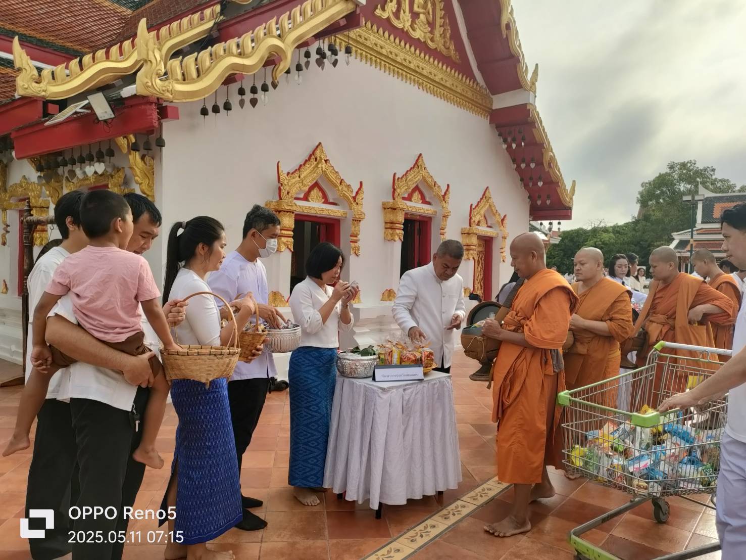 พุทธศาสนิกชนทำบุญตักบาตรพระสงฆ์ เพื่อความเป็นสิริมงคล ถวายเป็นพุทธบูชา เนื่องในวันวิสาขบูชา ประจำปี 2568