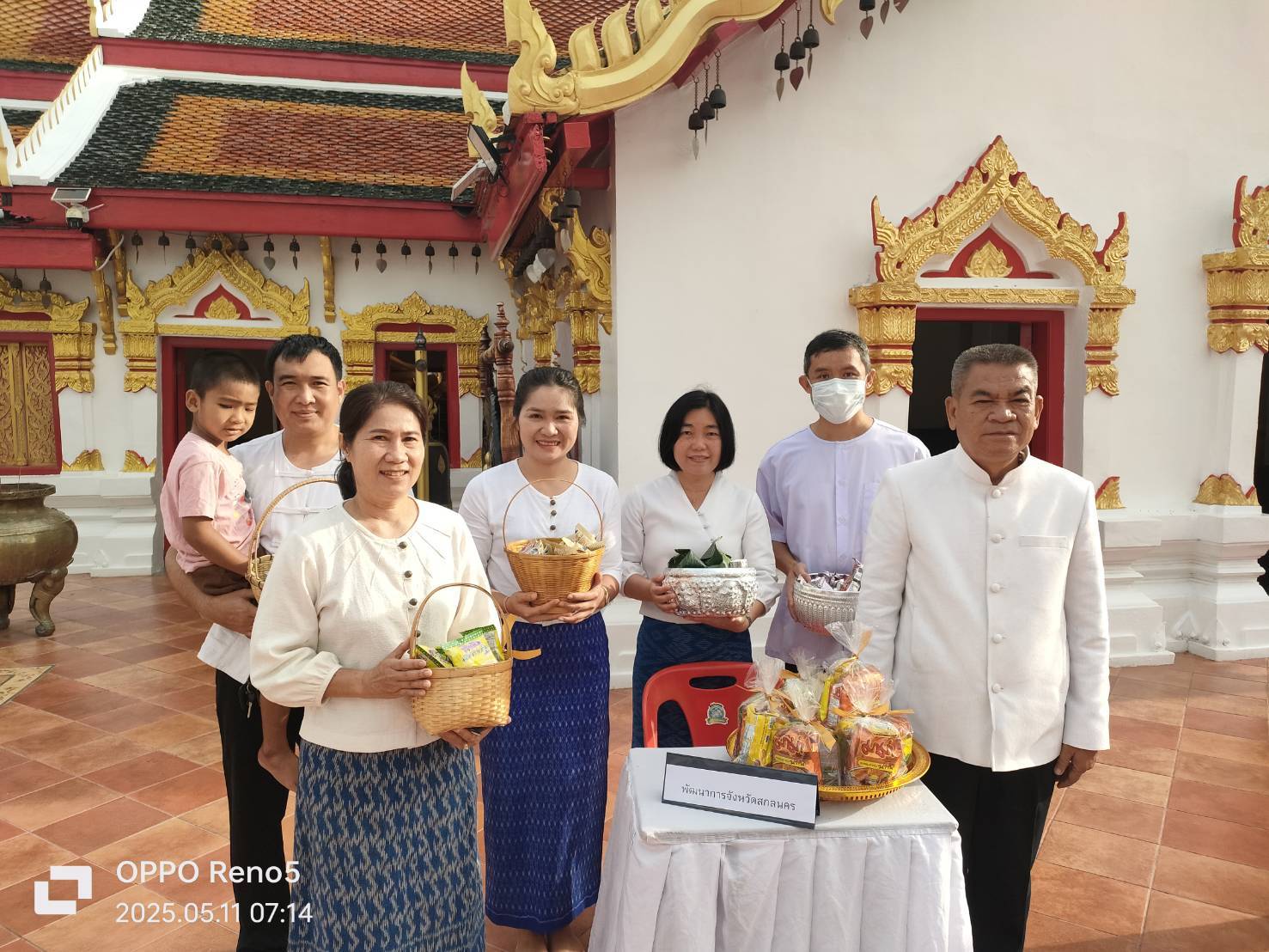 พุทธศาสนิกชนทำบุญตักบาตรพระสงฆ์ เพื่อความเป็นสิริมงคล ถวายเป็นพุทธบูชา เนื่องในวันวิสาขบูชา ประจำปี 2568