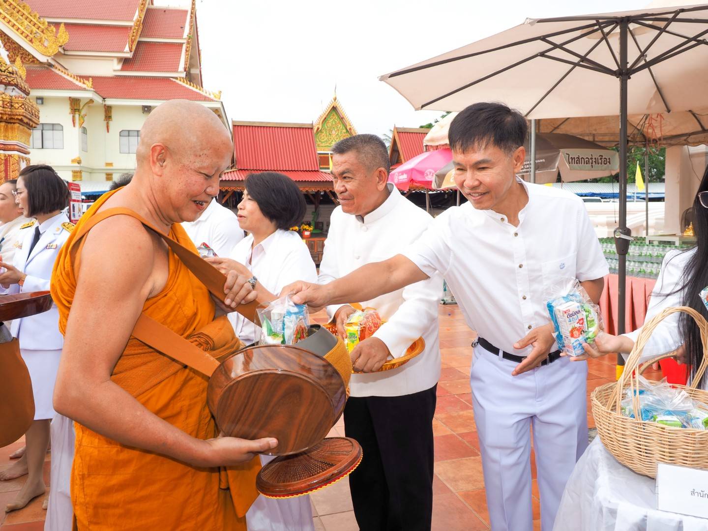พุทธศาสนิกชนทำบุญตักบาตรพระสงฆ์ เพื่อความเป็นสิริมงคล ถวายเป็นพุทธบูชา เนื่องในวันวิสาขบูชา ประจำปี 2568