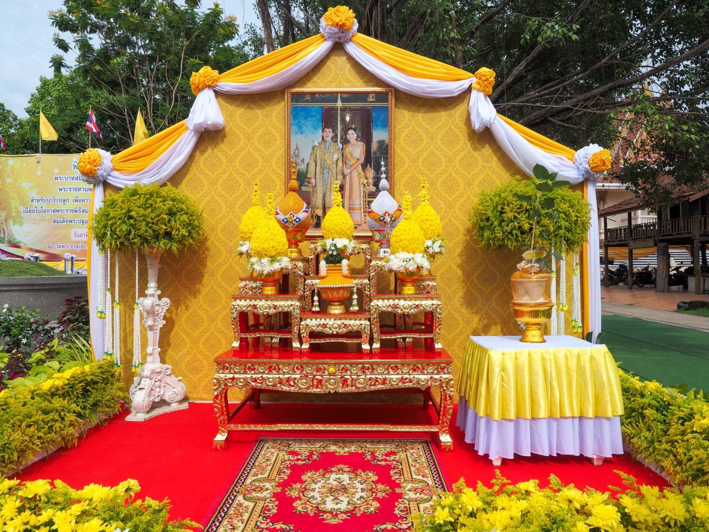 จังหวัดสกลนครจัดพิธีปลูกพระศรีมหาโพธิทศมราชบพิตร ณ มณฑลปลูกวัดพระธาตุเชิงชุมวรวิหาร ในวันวิสาขบูชา เฉลิมพระเกียรติพระบาทสมเด็จพระเจ้าอยู่หัว เนื่องในโอกาสพระราชพิธีสมมงคลพระชนมายุเท่าพระบาทสมเด็จพระพุทธยอดฟ้าจุฬาโลกมหาราช