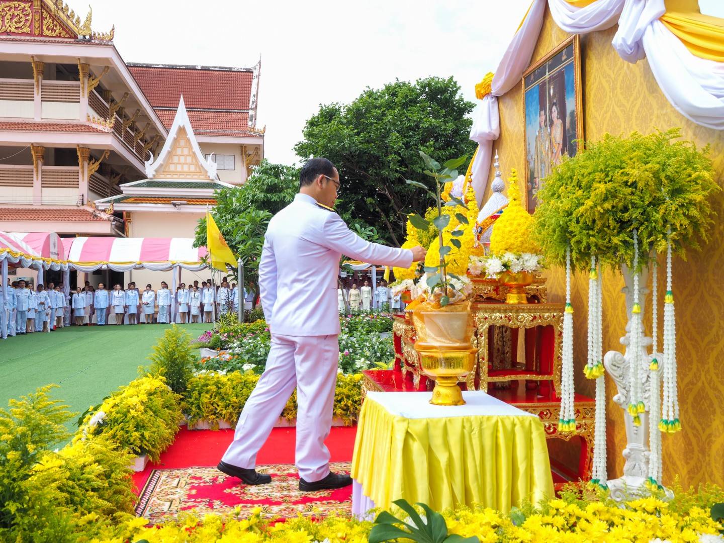 จังหวัดสกลนครจัดพิธีปลูกพระศรีมหาโพธิทศมราชบพิตร ณ มณฑลปลูกวัดพระธาตุเชิงชุมวรวิหาร ในวันวิสาขบูชา เฉลิมพระเกียรติพระบาทสมเด็จพระเจ้าอยู่หัว เนื่องในโอกาสพระราชพิธีสมมงคลพระชนมายุเท่าพระบาทสมเด็จพระพุทธยอดฟ้าจุฬาโลกมหาราช