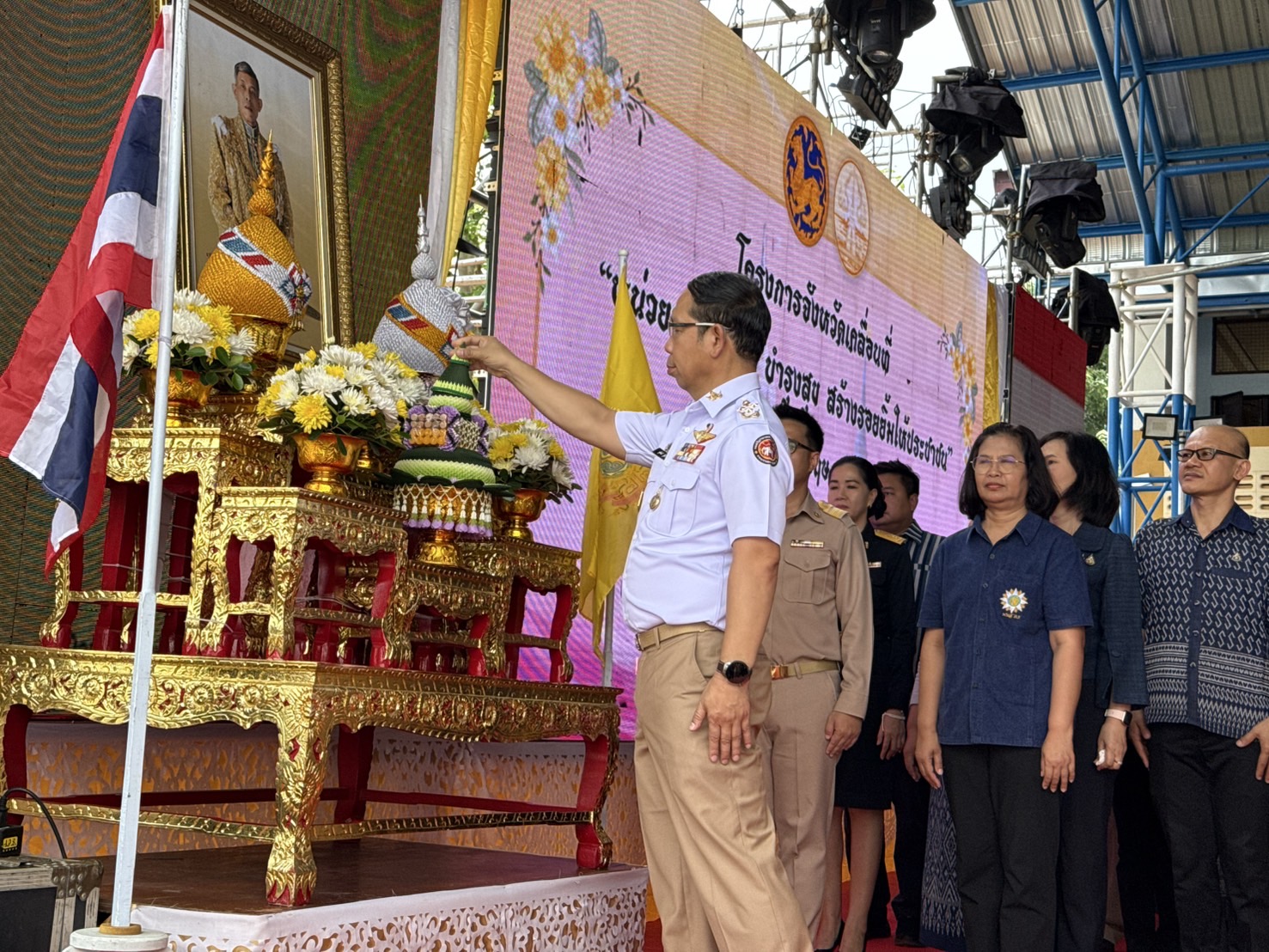 พช. สกลนคร : ร่วมออกกน่วยจังหวัดเคลื่อนที่ “หน่วยบำบัดทุกข์ บำรุงสุข สร้างรอยยิ้มให้ประชาชน”