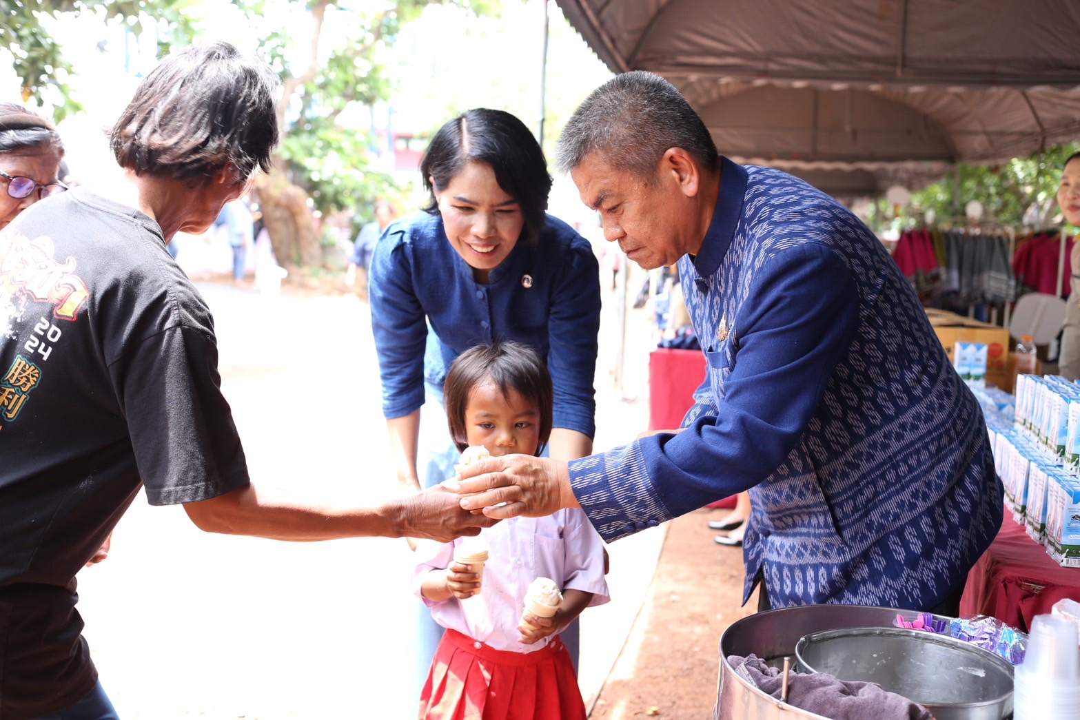 พช. สกลนคร : ร่วมออกกน่วยจังหวัดเคลื่อนที่ “หน่วยบำบัดทุกข์ บำรุงสุข สร้างรอยยิ้มให้ประชาชน”