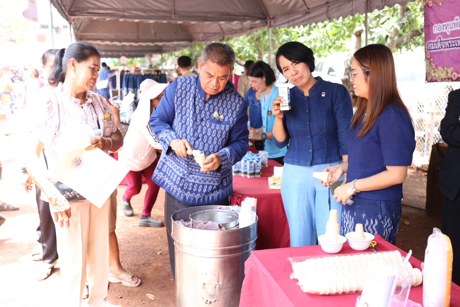 พช. สกลนคร : ร่วมออกกน่วยจังหวัดเคลื่อนที่ “หน่วยบำบัดทุกข์ บำรุงสุข สร้างรอยยิ้มให้ประชาชน”