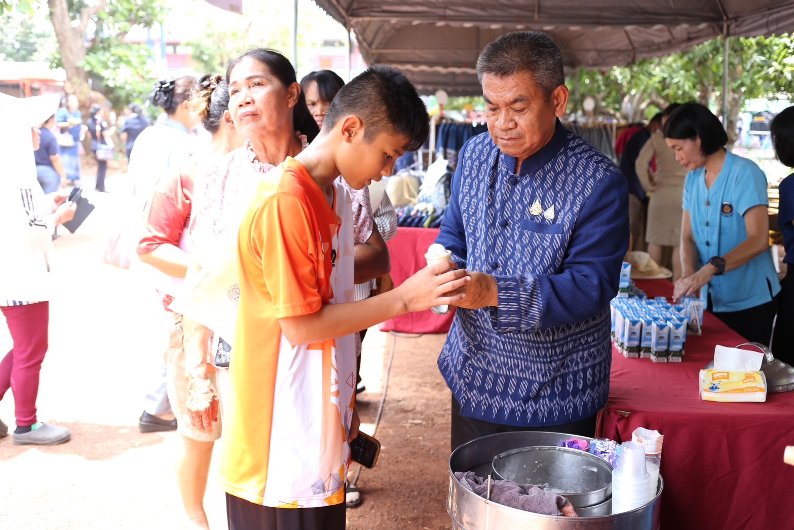 พช. สกลนคร : ร่วมออกกน่วยจังหวัดเคลื่อนที่ “หน่วยบำบัดทุกข์ บำรุงสุข สร้างรอยยิ้มให้ประชาชน”