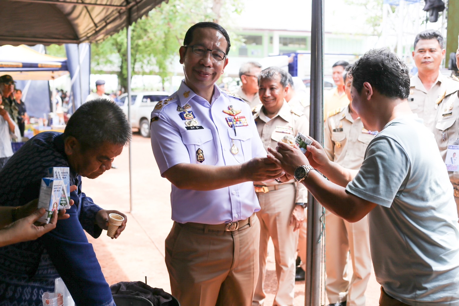 พช. สกลนคร : ร่วมออกกน่วยจังหวัดเคลื่อนที่ “หน่วยบำบัดทุกข์ บำรุงสุข สร้างรอยยิ้มให้ประชาชน”