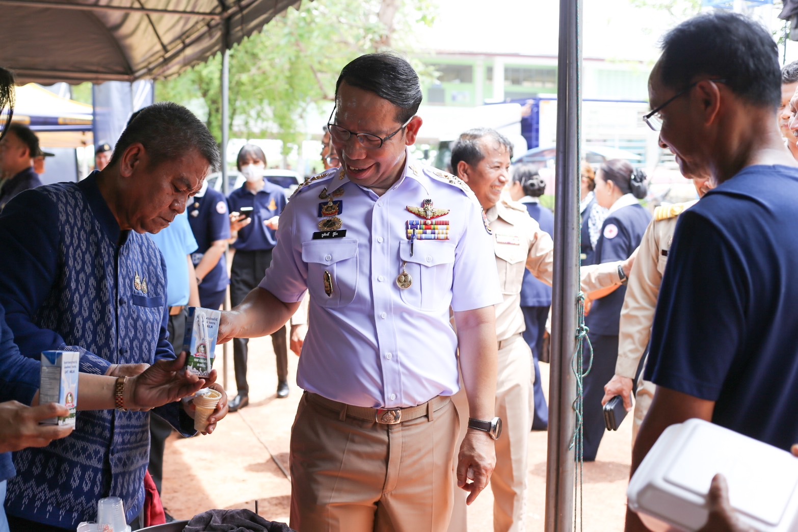 พช. สกลนคร : ร่วมออกกน่วยจังหวัดเคลื่อนที่ “หน่วยบำบัดทุกข์ บำรุงสุข สร้างรอยยิ้มให้ประชาชน”