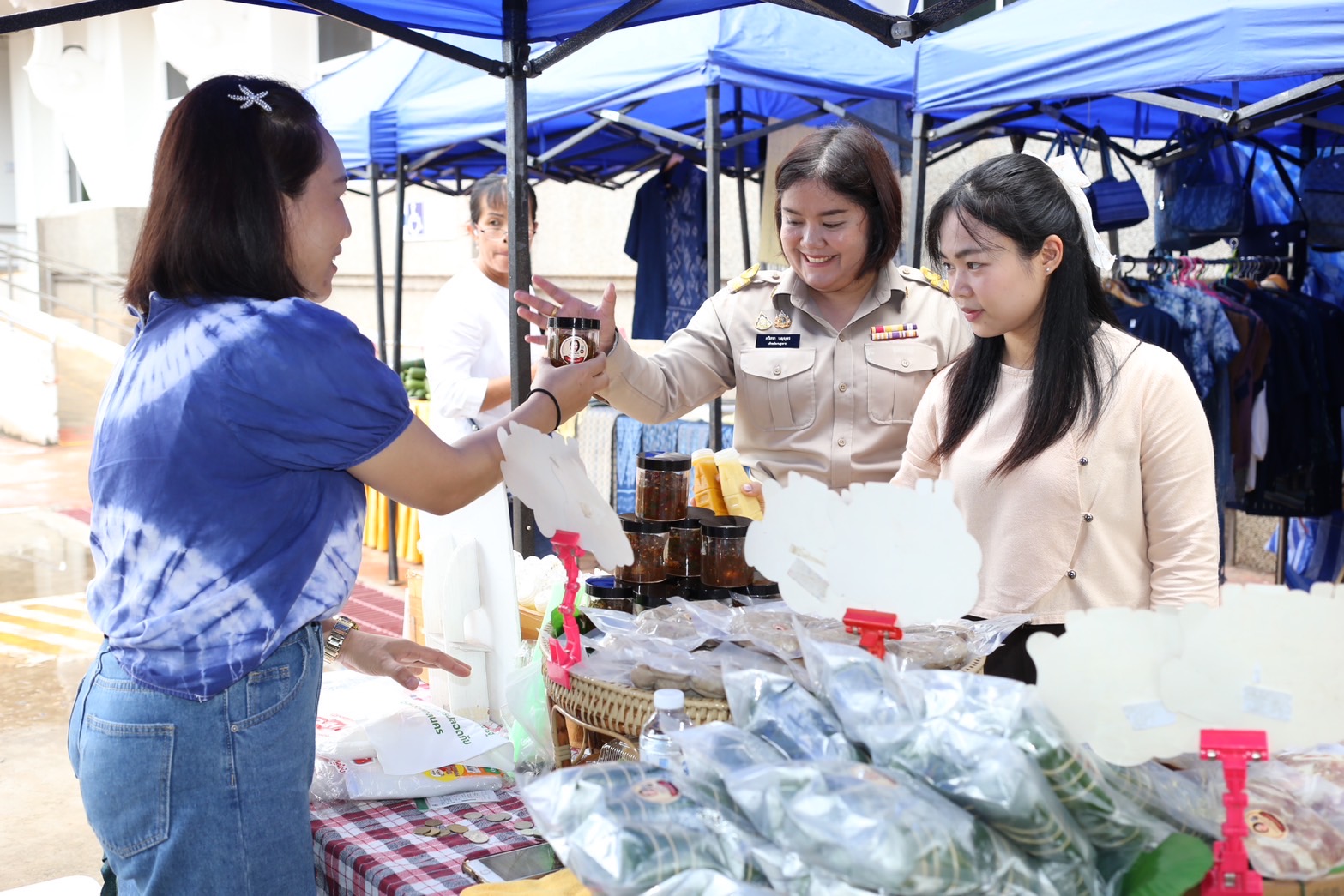 พช.สกลนคร : ชวน อุดหนุนสินค้า OTOP เพื่อสร้างงาน สร้างรายได้ ให้ประชาชนคนสกลนคร