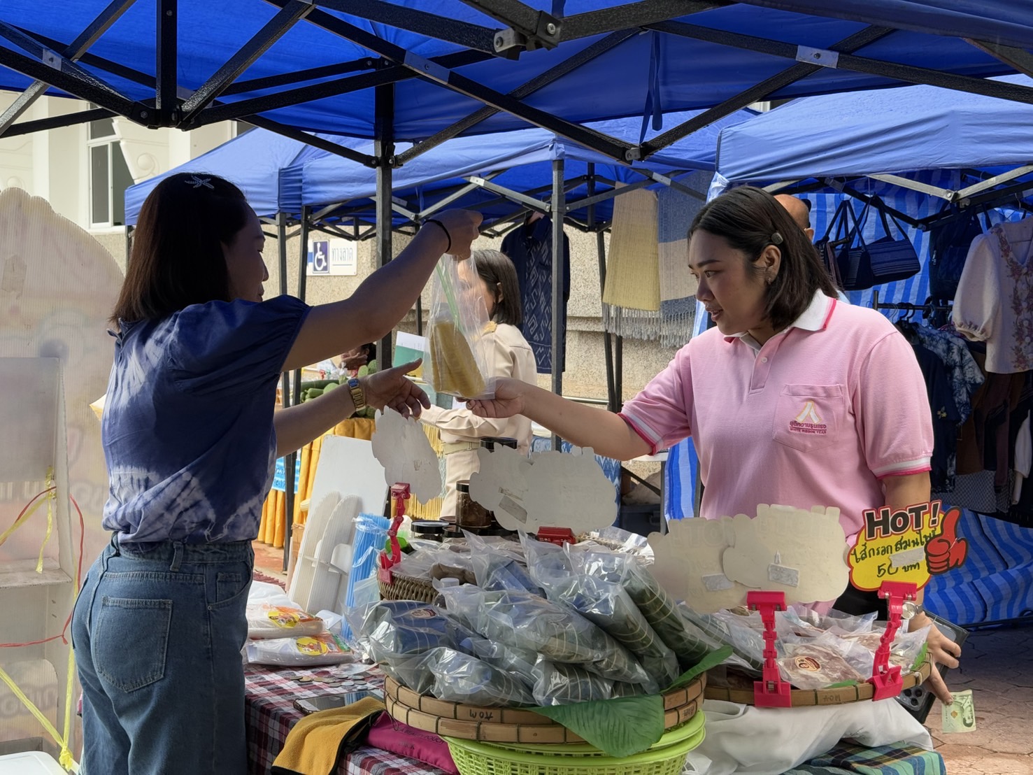 พช.สกลนคร : ชวน อุดหนุนสินค้า OTOP เพื่อสร้างงาน สร้างรายได้ ให้ประชาชนคนสกลนคร