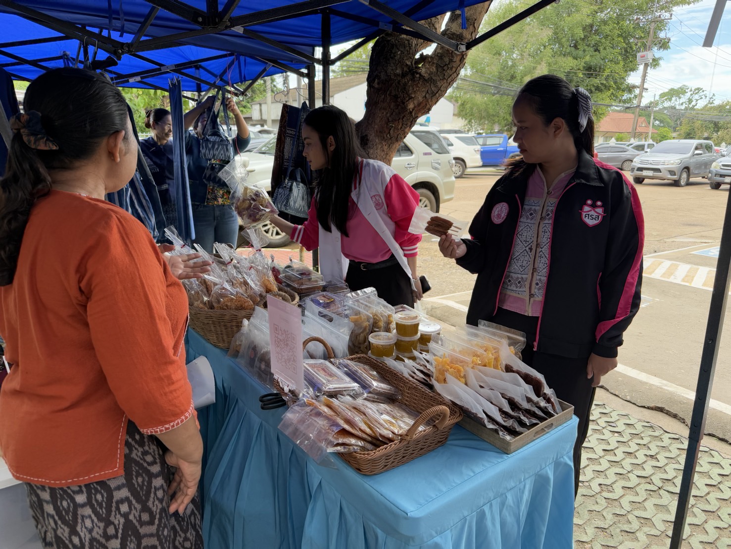 พช.สกลนคร : ชวน อุดหนุนสินค้า OTOP เพื่อสร้างงาน สร้างรายได้ ให้ประชาชนคนสกลนคร
