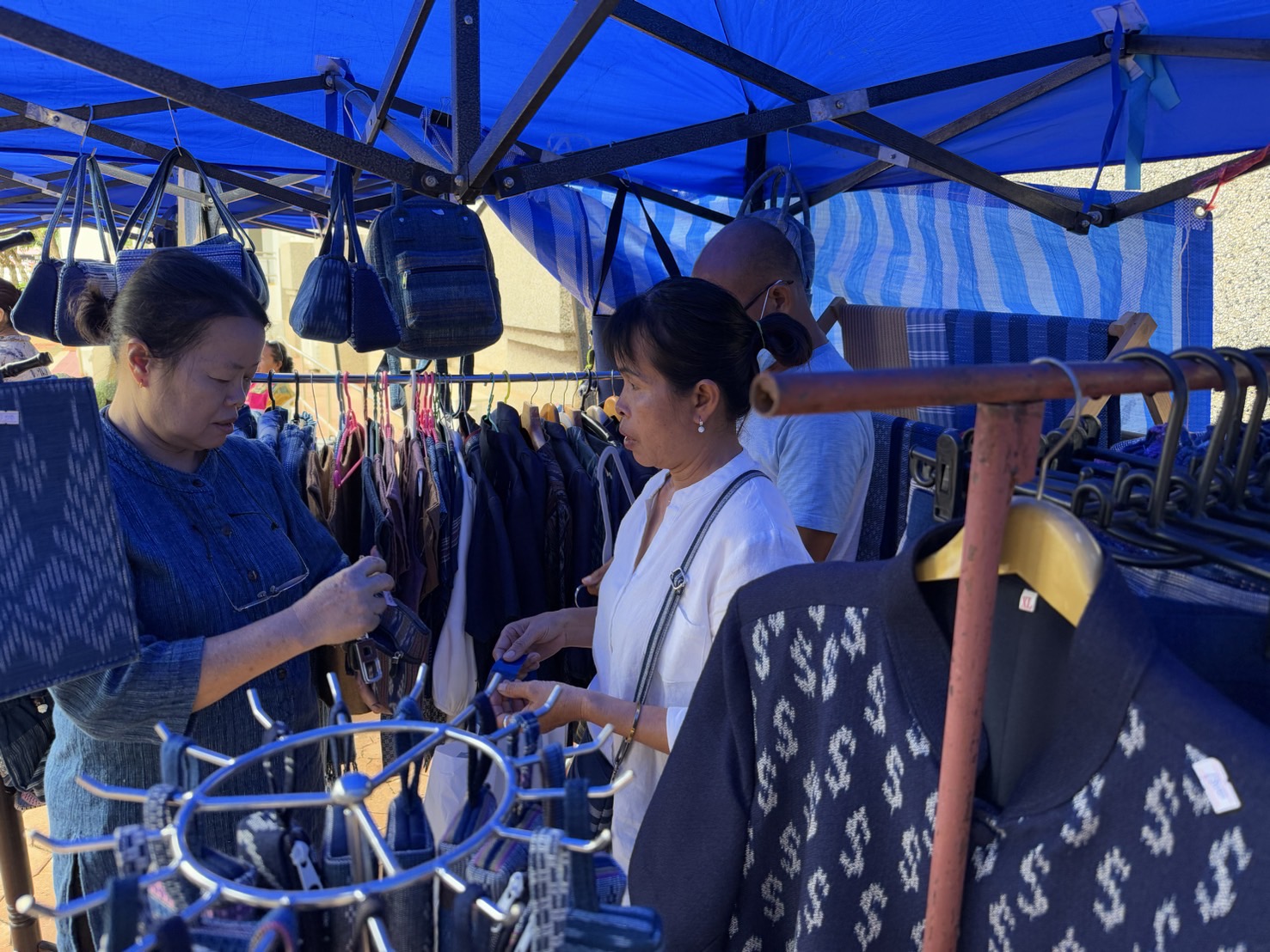 พช.สกลนคร : ชวน อุดหนุนสินค้า OTOP เพื่อสร้างงาน สร้างรายได้ ให้ประชาชนคนสกลนคร