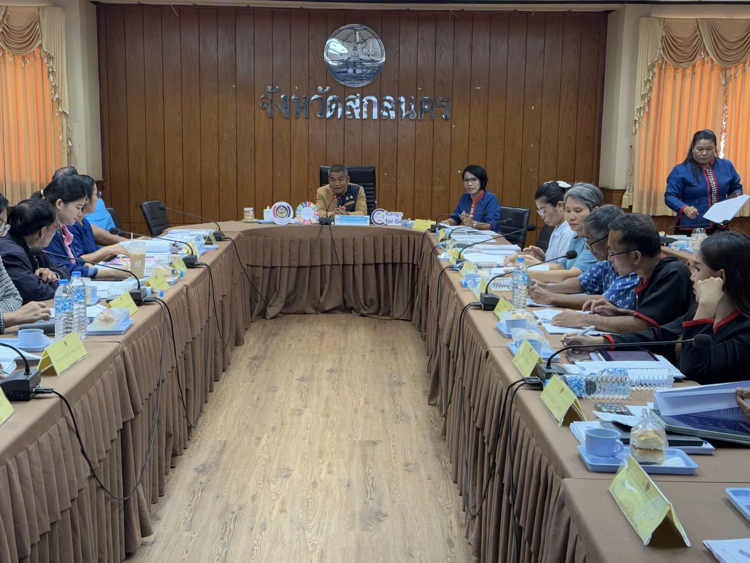 จังหวัดสกลนคร: นำเสนอผลการจัดเก็บและรับรองคุณภาพข้อมูลความจำเป็นพื้นฐาน (จปฐ.) และข้อมูลพื้นฐานระดับหมู่บ้าน (กชช 2 ค) ประจำปี 2568