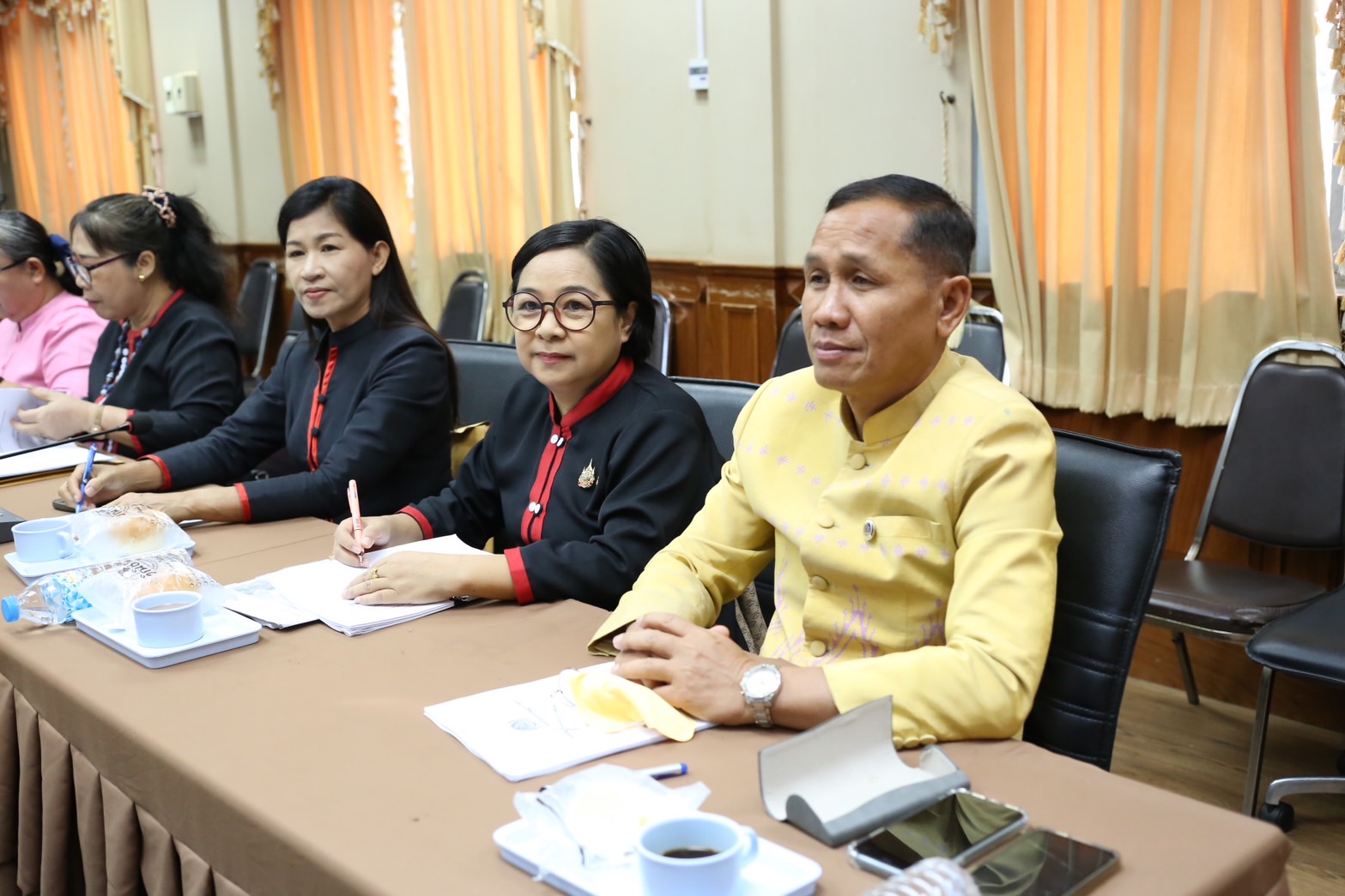 จังหวัดสกลนคร: นำเสนอผลการจัดเก็บและรับรองคุณภาพข้อมูลความจำเป็นพื้นฐาน (จปฐ.) และข้อมูลพื้นฐานระดับหมู่บ้าน (กชช 2 ค) ประจำปี 2568