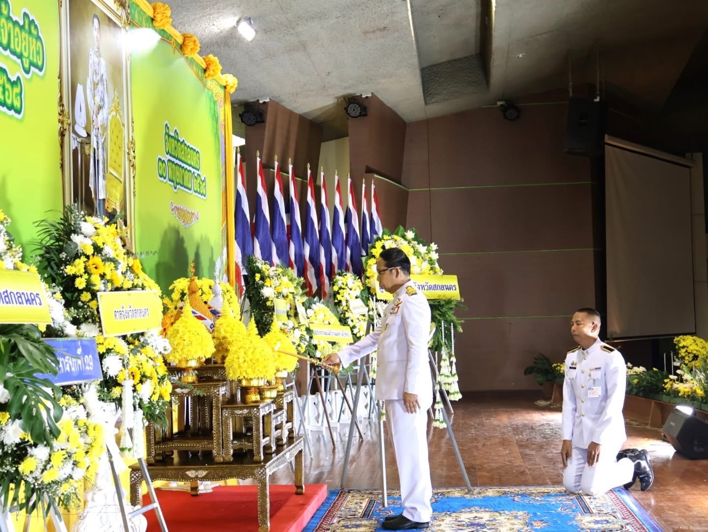 ผู้ว่าราชการจังหวัดสกลนคร นำทุกภาคส่วน วางพวงมาลา กล่าวถวายราชสดุดี เนื่องในวันที่ระลึกพระบาทสมเด็จพระปกเกล้าเจ้าอยู่หัว ประจำปี 2568