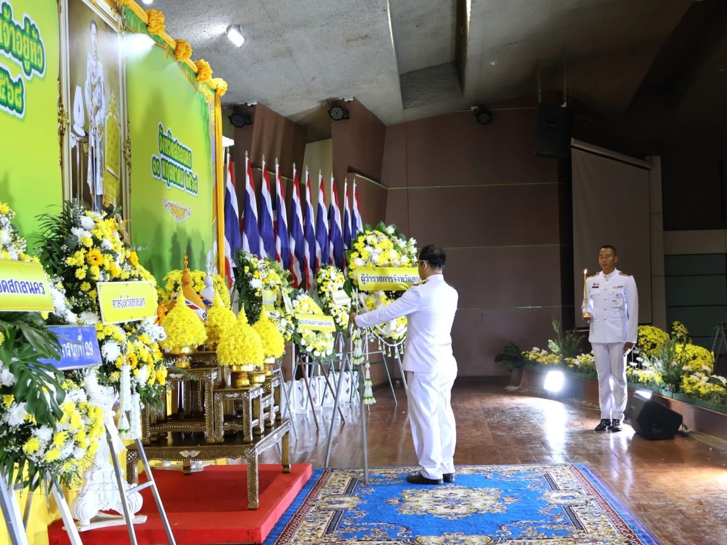 ผู้ว่าราชการจังหวัดสกลนคร นำทุกภาคส่วน วางพวงมาลา กล่าวถวายราชสดุดี เนื่องในวันที่ระลึกพระบาทสมเด็จพระปกเกล้าเจ้าอยู่หัว ประจำปี 2568