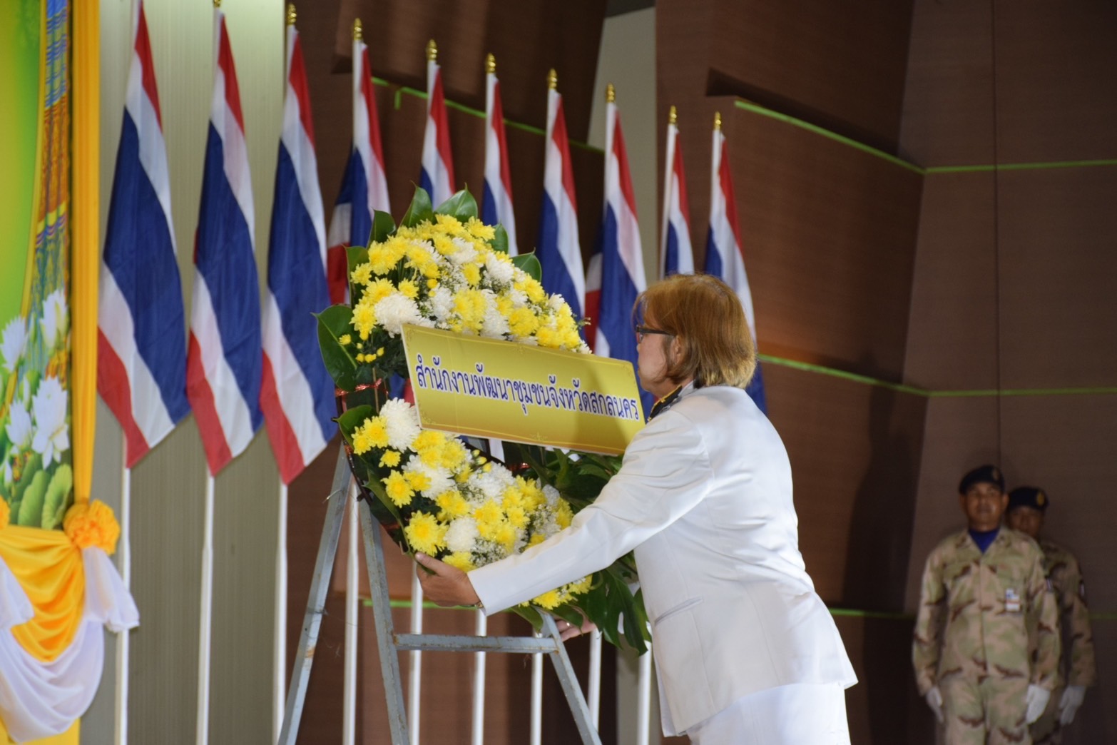 ผู้ว่าราชการจังหวัดสกลนคร นำทุกภาคส่วน วางพวงมาลา กล่าวถวายราชสดุดี เนื่องในวันที่ระลึกพระบาทสมเด็จพระปกเกล้าเจ้าอยู่หัว ประจำปี 2568