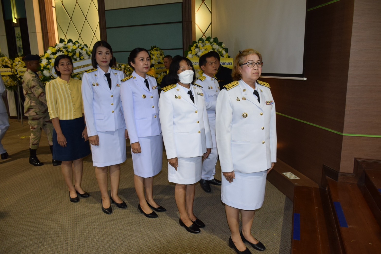 ผู้ว่าราชการจังหวัดสกลนคร นำทุกภาคส่วน วางพวงมาลา กล่าวถวายราชสดุดี เนื่องในวันที่ระลึกพระบาทสมเด็จพระปกเกล้าเจ้าอยู่หัว ประจำปี 2568