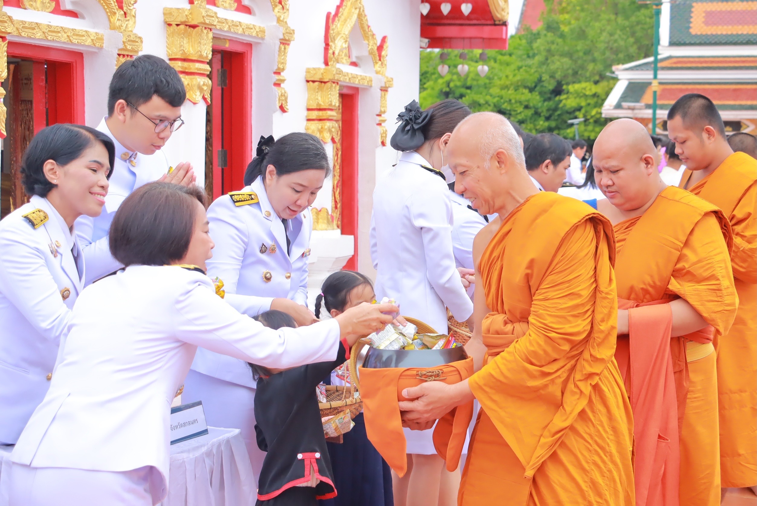 จังหวัดสกลนคร จัดพิธีสวดพระพุทธมนต์ ทำบุญตักบาตร ถวายพระราชกุศล เนื่องในวันที่ระลึกพระบาทสมเด็จพระปกเกล้าเจ้าอยู่หัว ประจำปี 2568