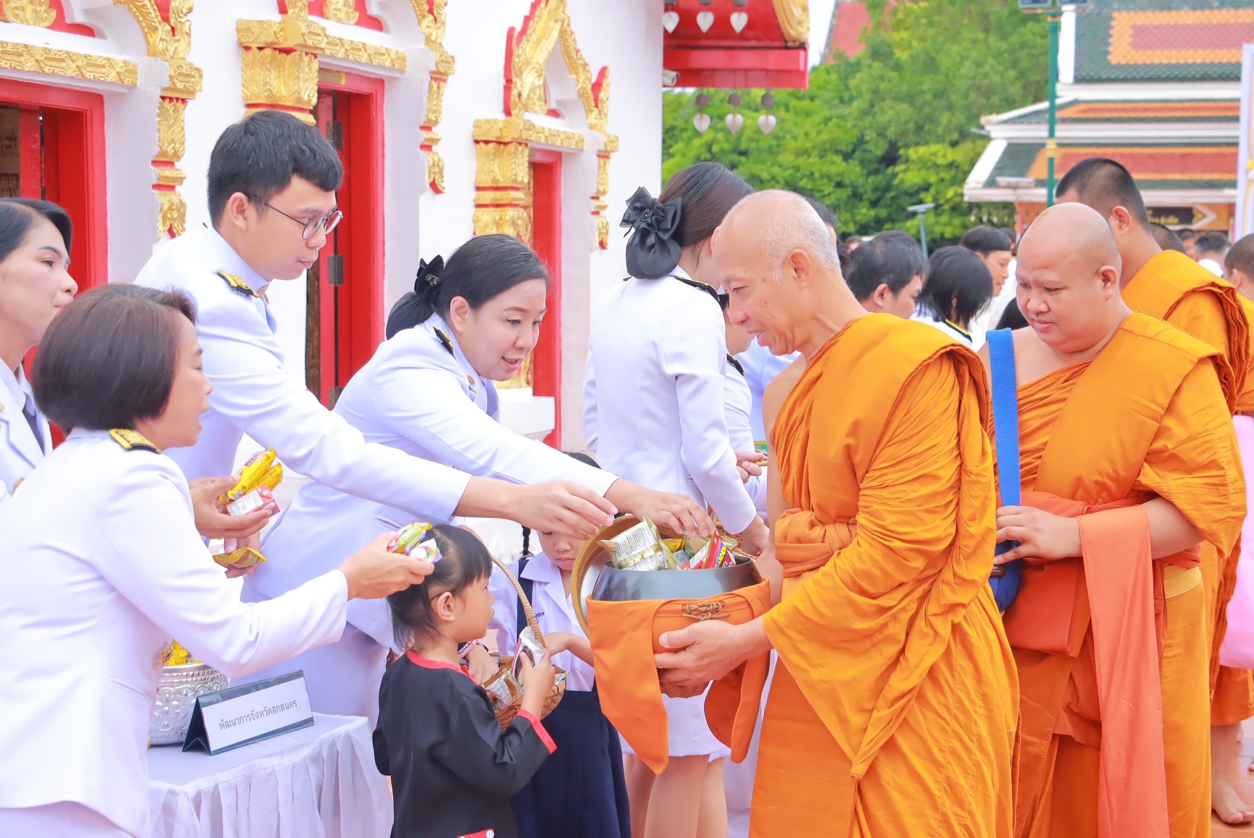 จังหวัดสกลนคร จัดพิธีสวดพระพุทธมนต์ ทำบุญตักบาตร ถวายพระราชกุศล เนื่องในวันที่ระลึกพระบาทสมเด็จพระปกเกล้าเจ้าอยู่หัว ประจำปี 2568