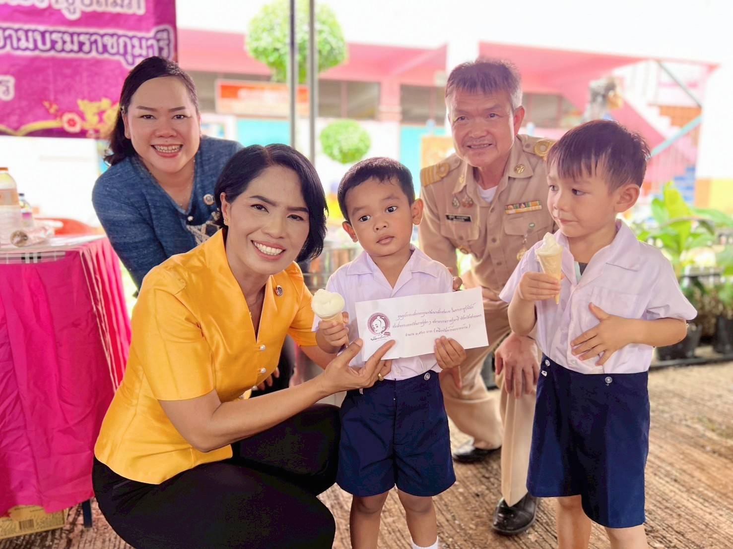 จ.สกลนคร ออกหน่วยบำบัดทุกข์ บำรุงสุข สร้างรอยยิ้มให้ประชาชน อ.ส่องดาว