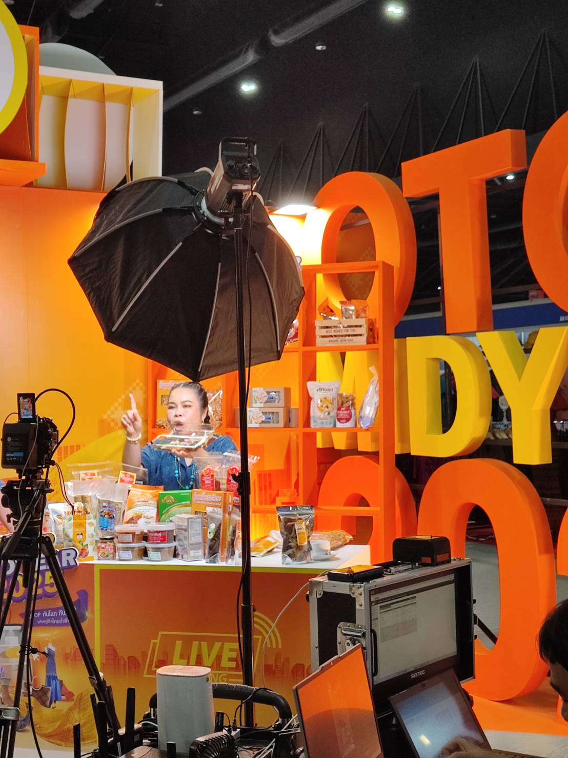 พช.สกลนคร นำทีมผู้ผลิต ผู้ประกอบการ OTOP จังหวัดสกลนคร เข้าร่วมจำหน่ายในงาน OTOP Midyear 2025 ทันโลก ทันสมัย เศรษฐกิจไทยยั่งยืน “