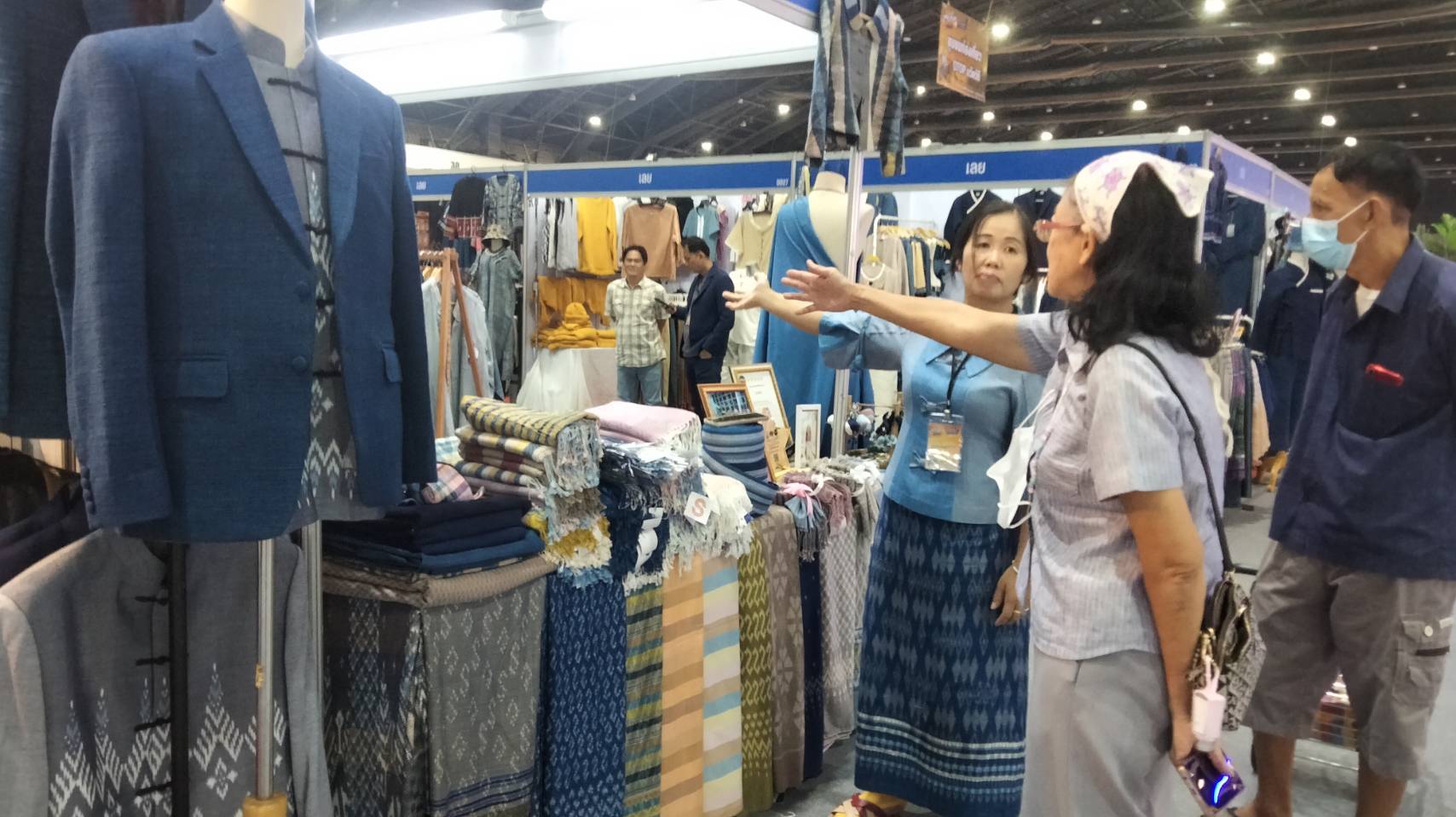 พช.สกลนคร นำทีมผู้ผลิต ผู้ประกอบการ OTOP จังหวัดสกลนคร เข้าร่วมจำหน่ายในงาน OTOP Midyear 2025