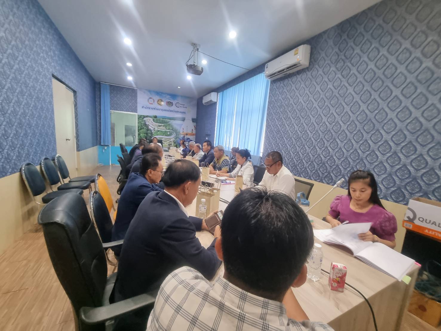 พช.สกลนคร : ประชุมคณะกรรมการเครือข่ายกองทุนหมู่บ้านและชุมชนเมืองจังหวัดสกลนคร