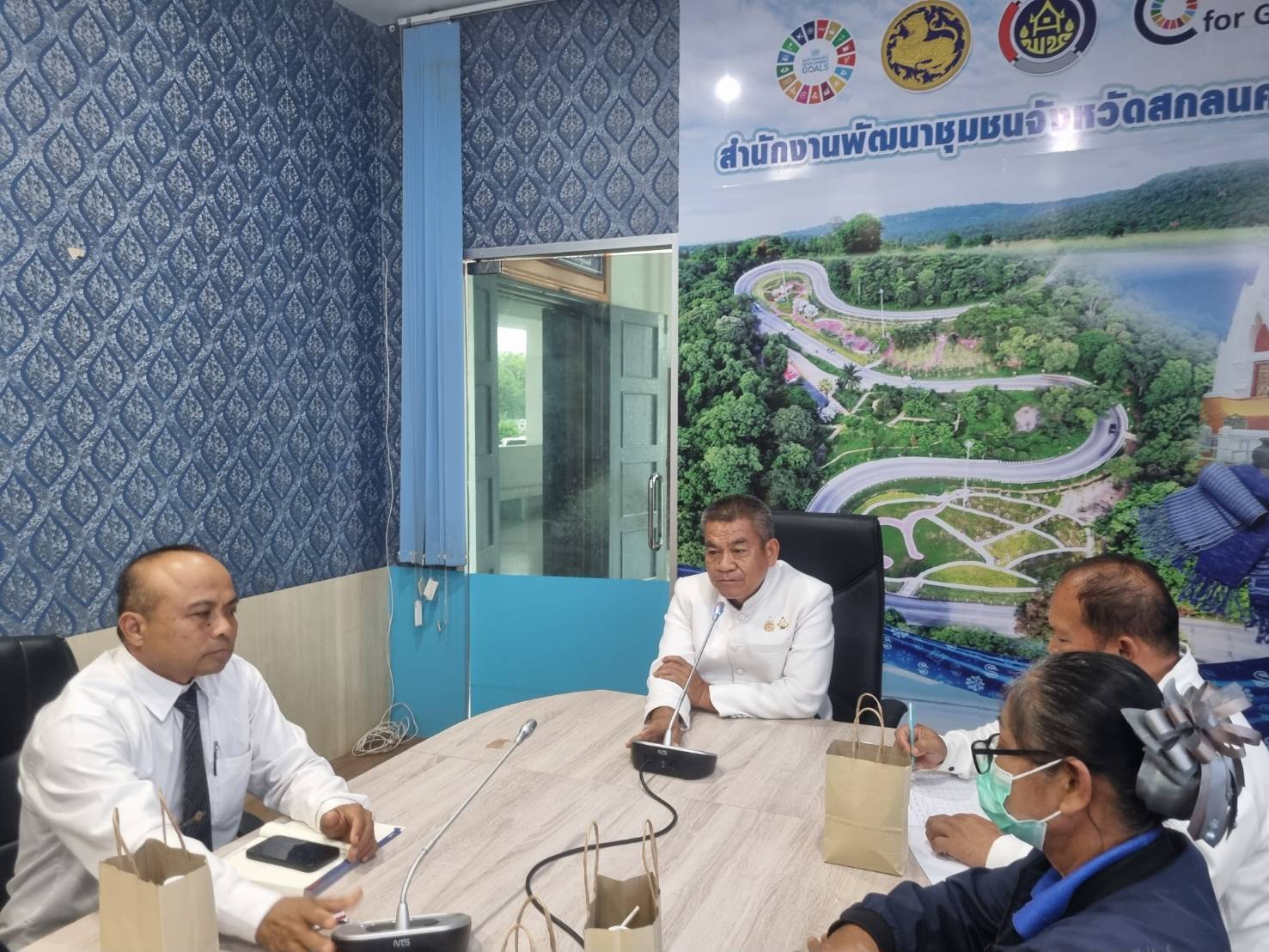 พช.สกลนคร : ประชุมคณะกรรมการเครือข่ายกองทุนหมู่บ้านและชุมชนเมืองจังหวัดสกลนคร