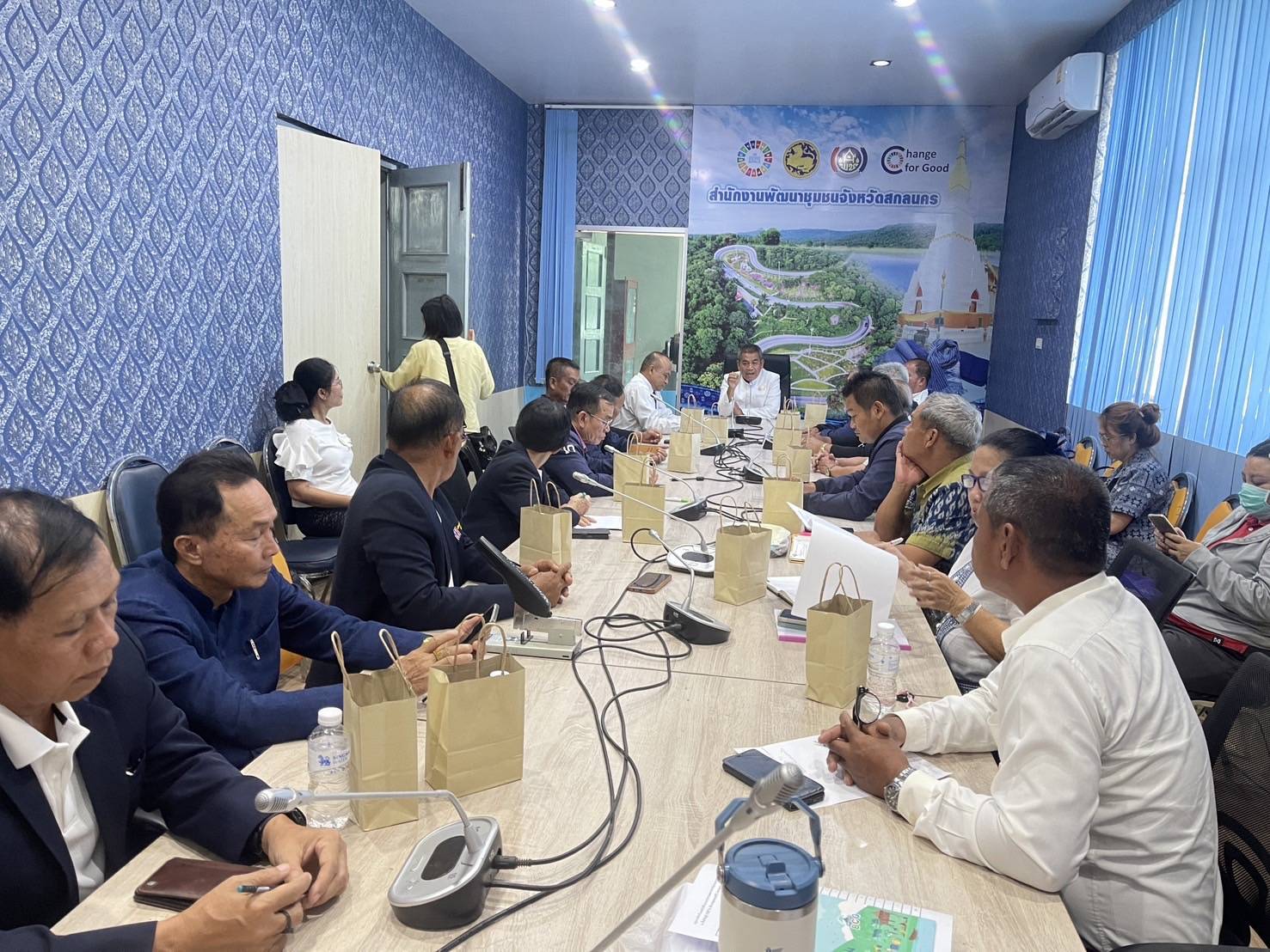 พช.สกลนคร : ประชุมคณะกรรมการเครือข่ายกองทุนหมู่บ้านและชุมชนเมืองจังหวัดสกลนคร