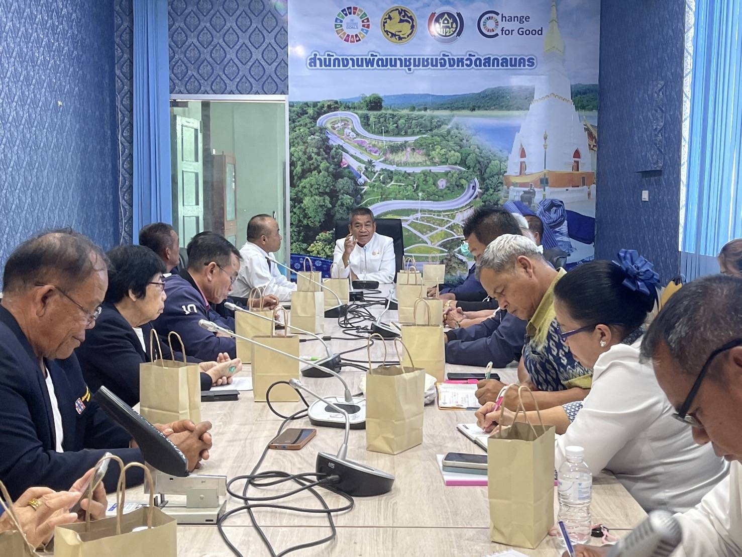 พช.สกลนคร : ประชุมคณะกรรมการเครือข่ายกองทุนหมู่บ้านและชุมชนเมืองจังหวัดสกลนคร