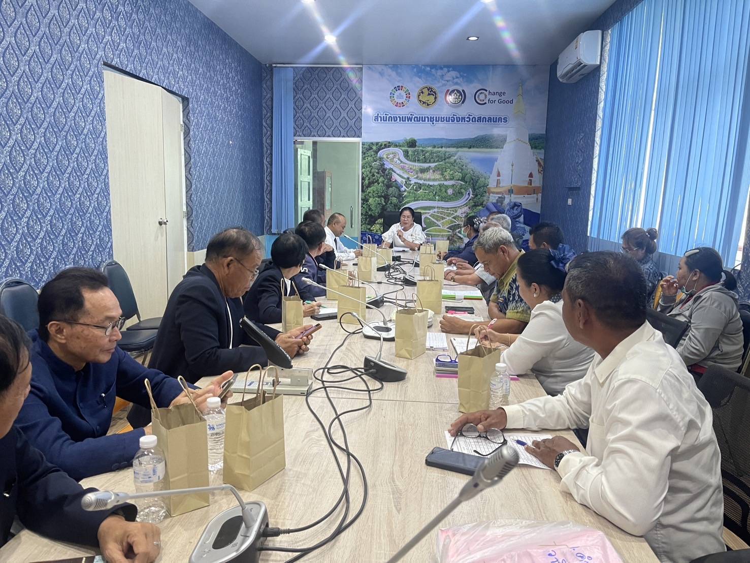 พช.สกลนคร : ประชุมคณะกรรมการเครือข่ายกองทุนหมู่บ้านและชุมชนเมืองจังหวัดสกลนคร