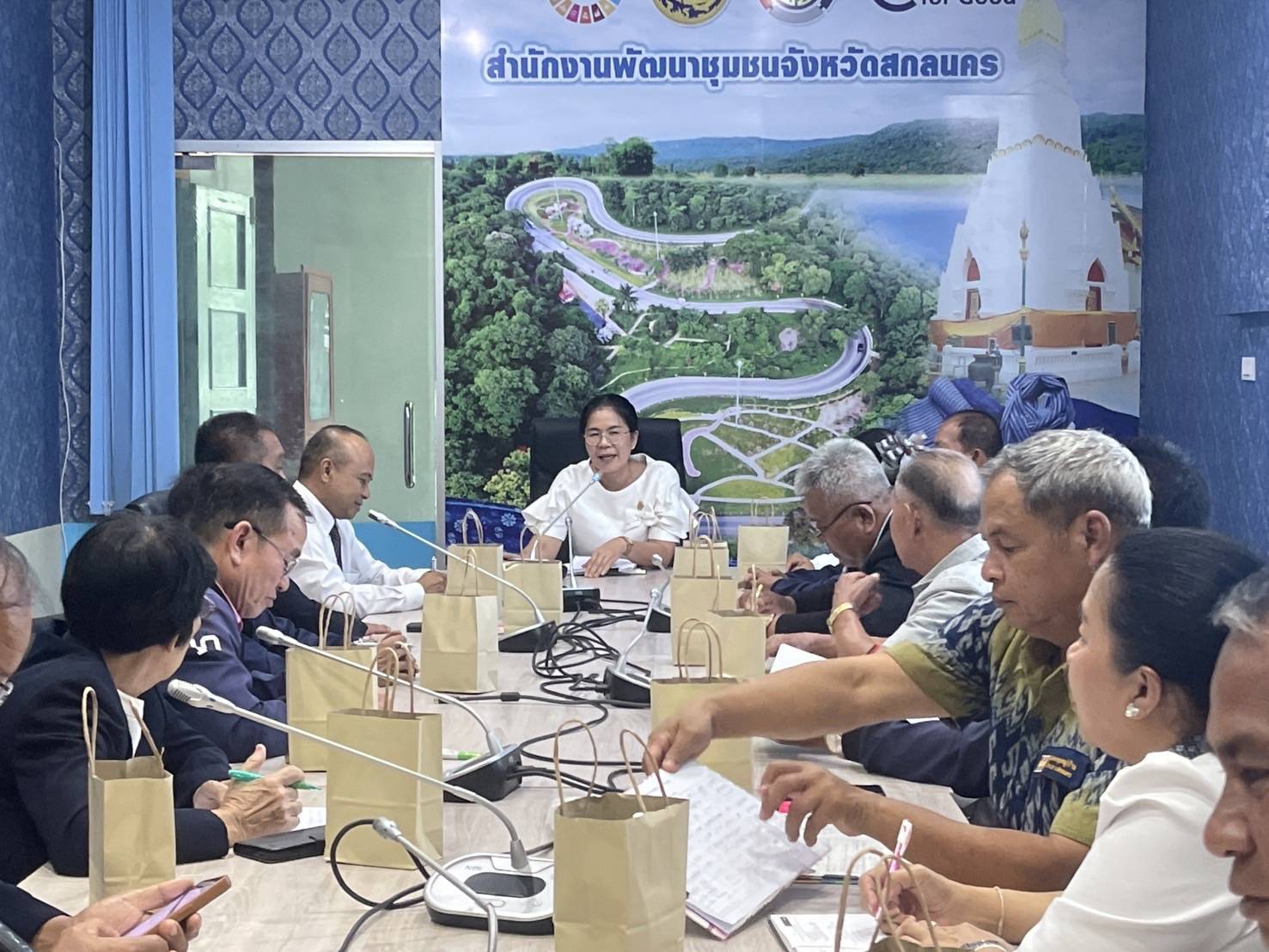 พช.สกลนคร : ประชุมคณะกรรมการเครือข่ายกองทุนหมู่บ้านและชุมชนเมืองจังหวัดสกลนคร