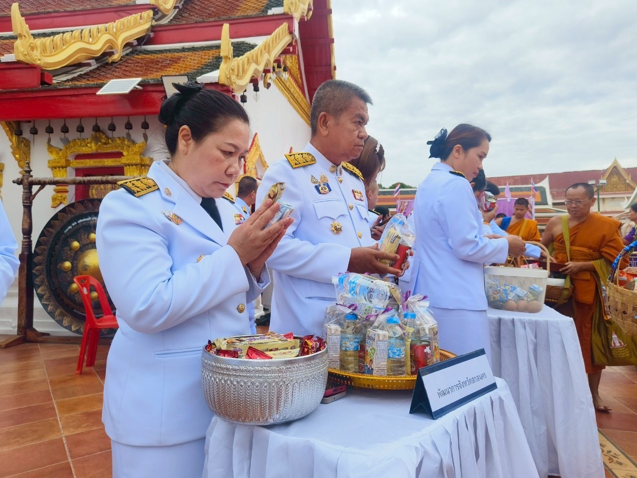 พสกนิกรจังหวัดสกลนคร ร่วมทำบุญตักบาตรถวายพระราชกุศล เนื่องในโอกาสวันเฉลิมพระชนมพรรษา สมเด็จพระนางเจ้าฯ พระบรมราชินี 3 มิถุนายน 2568