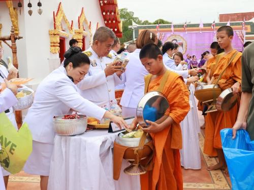 พสกนิกรจังหวัดสกลนคร ร่วมทำบุญตักบาตรถวายพระราชกุศล เนื่องในโอกาสวันเฉลิมพระชนมพรรษา สมเด็จพระนางเจ้าฯ พระบรมราชินี 3 มิถุนายน 2568