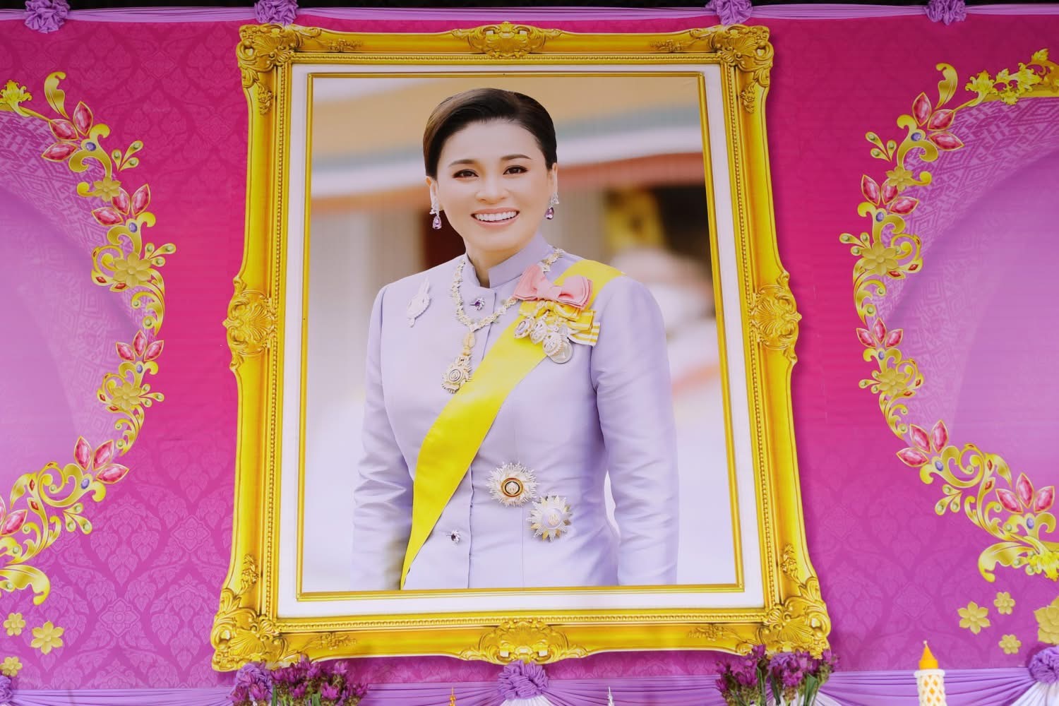 พสกนิกรชาวจังหวัดสกลนคร ร่วมจุดเทียนถวายพระพรชัยมงคล เนื่องในวันเฉลิมพระชนมพรรษา พระราชินี