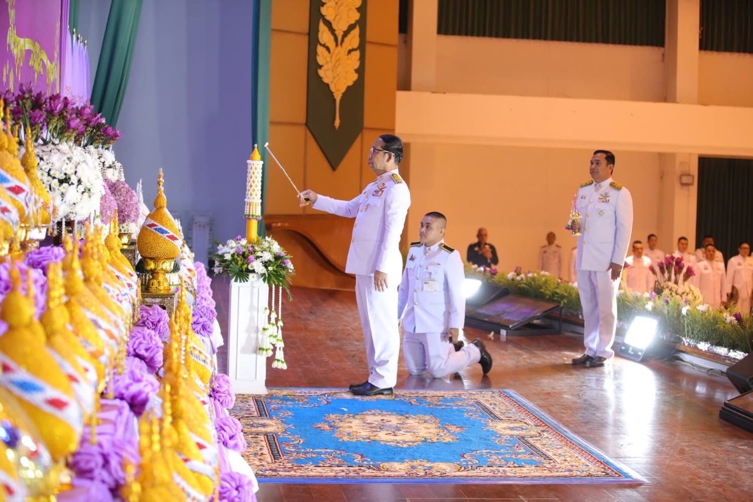 พสกนิกรชาวจังหวัดสกลนคร ร่วมจุดเทียนถวายพระพรชัยมงคล เนื่องในวันเฉลิมพระชนมพรรษา พระราชินี