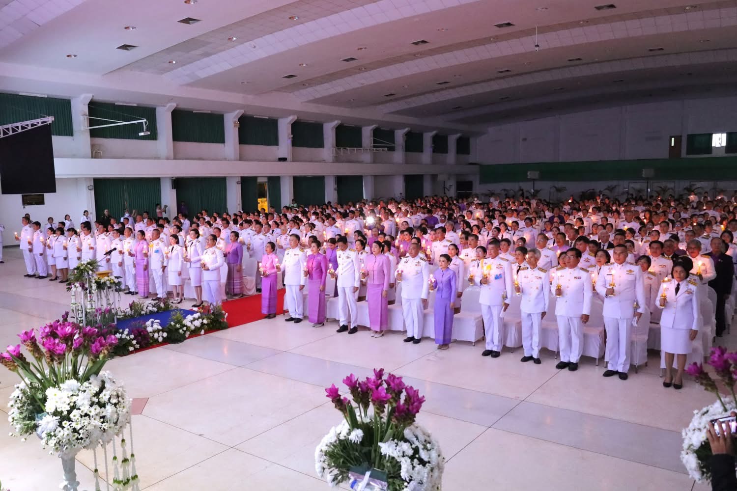 พสกนิกรชาวจังหวัดสกลนคร ร่วมจุดเทียนถวายพระพรชัยมงคล เนื่องในวันเฉลิมพระชนมพรรษา พระราชินี
