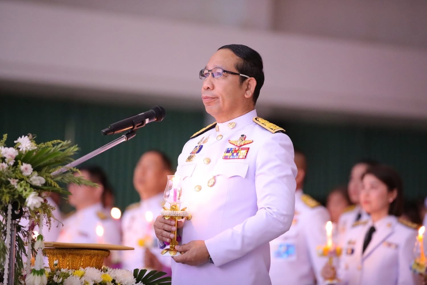 พสกนิกรชาวจังหวัดสกลนคร ร่วมจุดเทียนถวายพระพรชัยมงคล เนื่องในวันเฉลิมพระชนมพรรษา พระราชินี