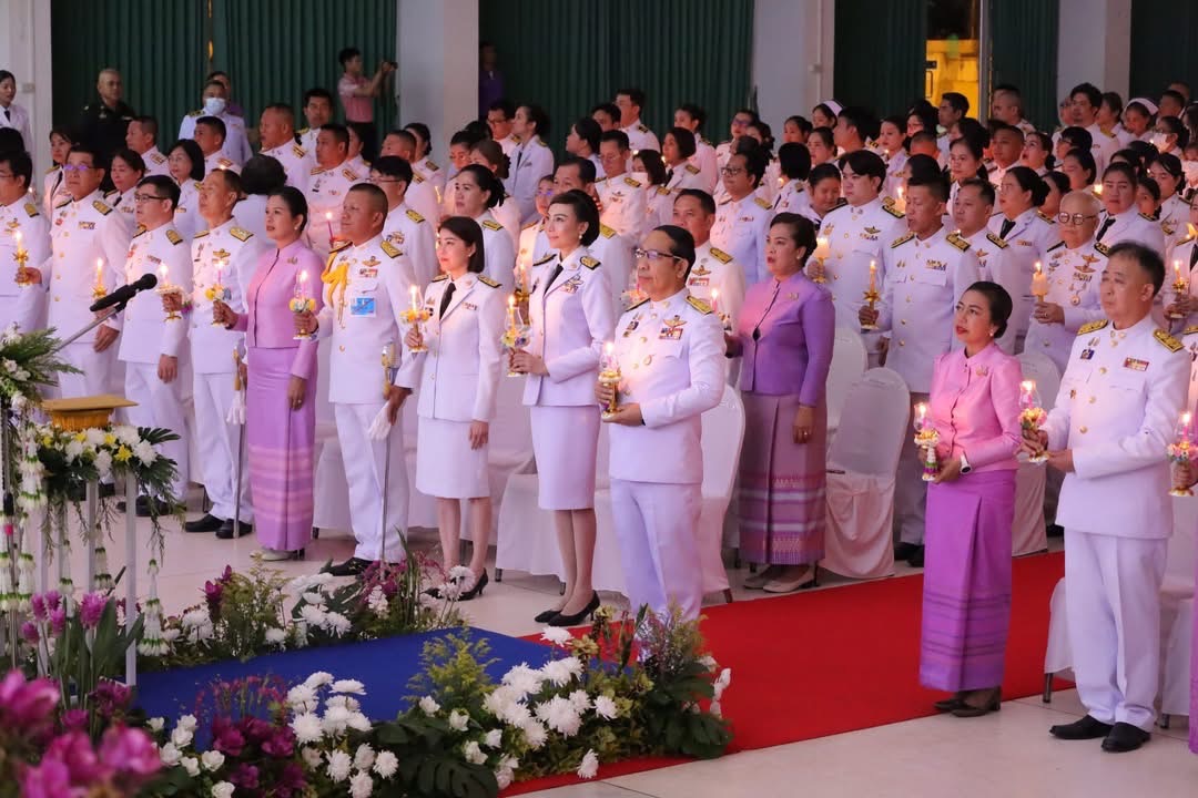 พสกนิกรชาวจังหวัดสกลนคร ร่วมจุดเทียนถวายพระพรชัยมงคล เนื่องในวันเฉลิมพระชนมพรรษา พระราชินี