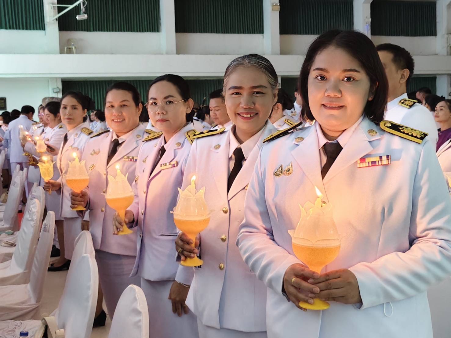 พสกนิกรชาวจังหวัดสกลนคร ร่วมจุดเทียนถวายพระพรชัยมงคล เนื่องในวันเฉลิมพระชนมพรรษา พระราชินี