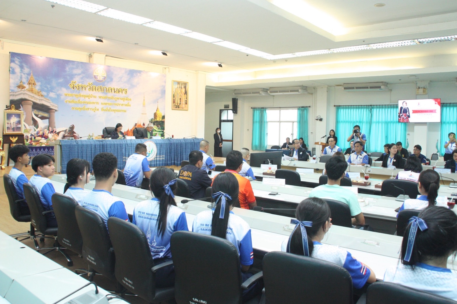 คณะอนุกรรมการตัดสินการประกวดผลงานชมรม TO BE NUMBER ONE  ลงพื้นที่ติดตามผลการดำเนินงานของจังหวัดสกลนคร และ ชมรม TO BE NUMBER ONE ระดับอำเภอ สถานประกอบการ เรือนจำ หน่วยงานราชการ และสถานศึกษาที่เกี่ยวข้อง