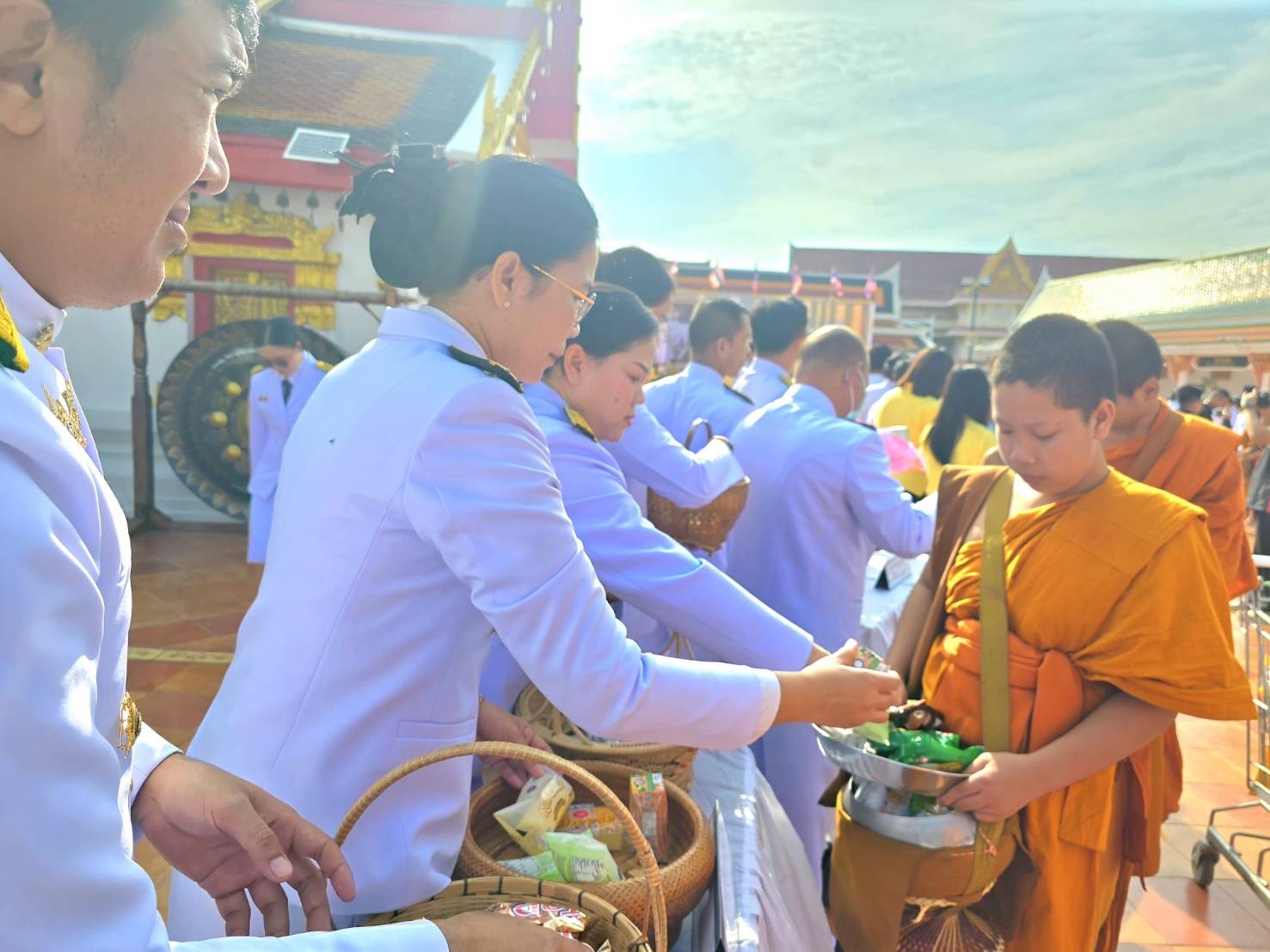 จังหวัดสกลนคร:จัดพิธีสวดพระพุทธมนต์และทำบุญตักบาตร เนื่องในวันที่ระลึกคล้ายวันสวรรคต พระบาทสมเด็จพระปรเมนทรมหาอานันทมหิดล พระอัฐมรามาธิบดินทร ประจำปี 2568